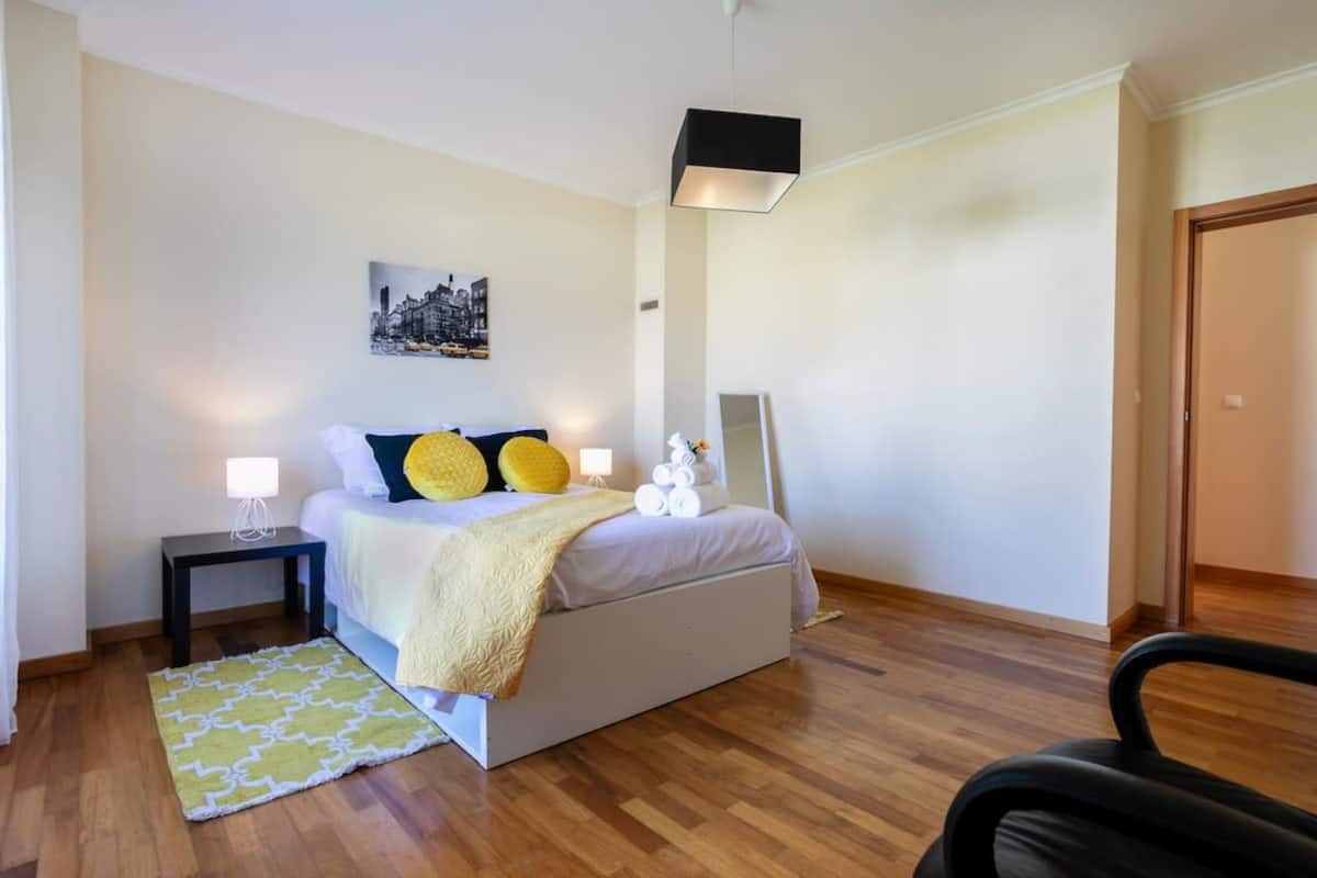 Grande chambre de Park House avec parquet chaleureux