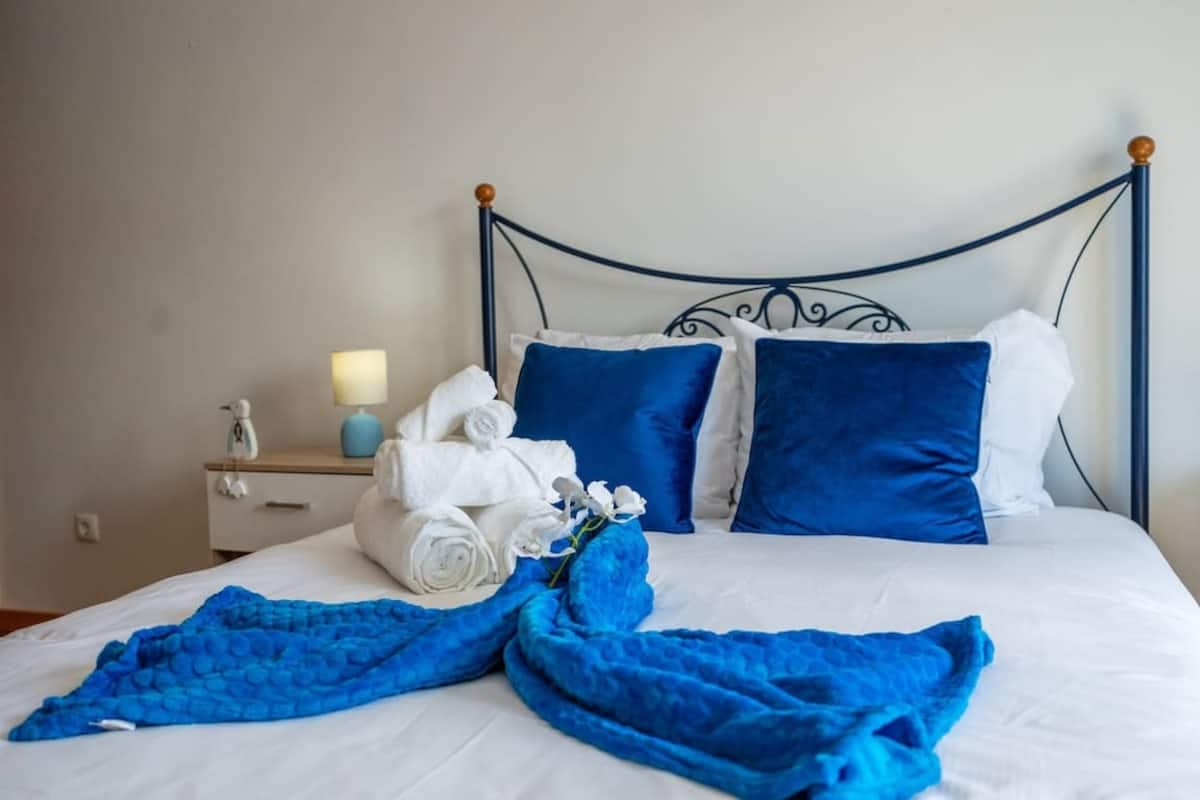 Chambre bleue à la palette lumineuse inspirée de l’île