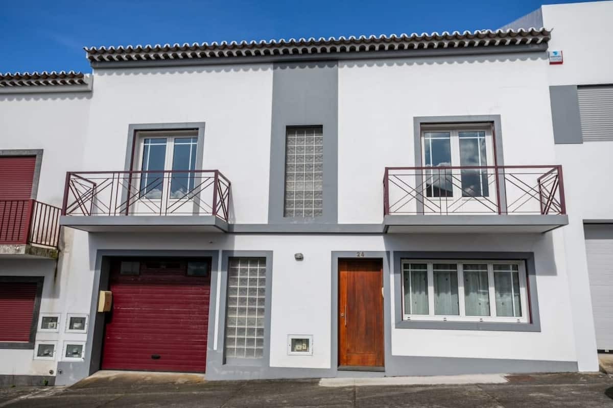 Façade blanche de Park House à Fajã de Baixo