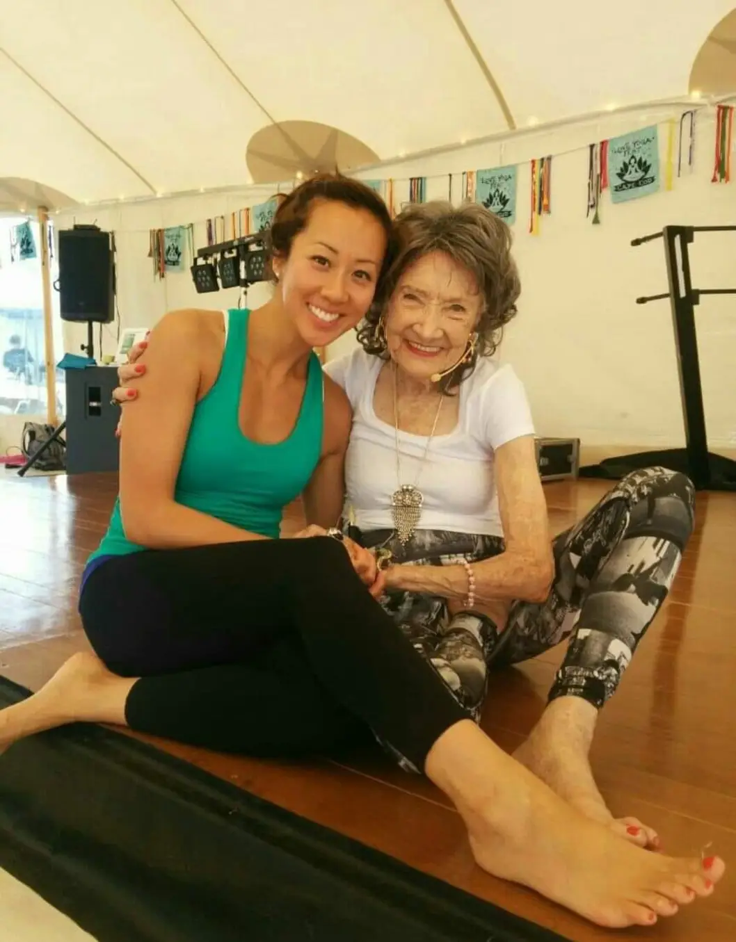 Practicante de yoga en pose meditativa