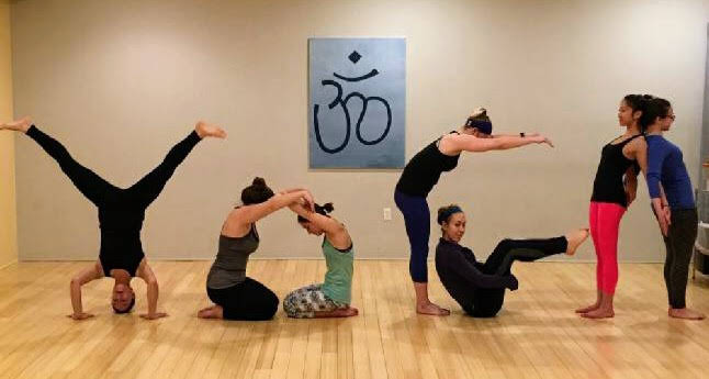 Integración del yoga en Kintsugi Wellness