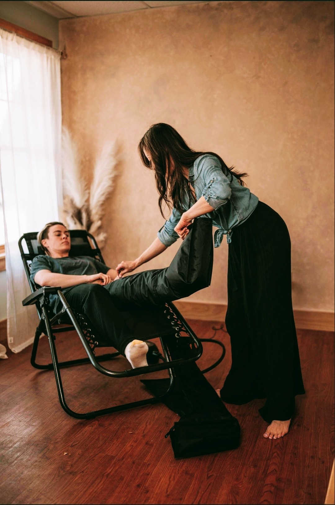 Cliente feliz disfrutando de una terapia de recuperación con una sonrisa genuina en un espacio de bienestar luminoso y acogedor