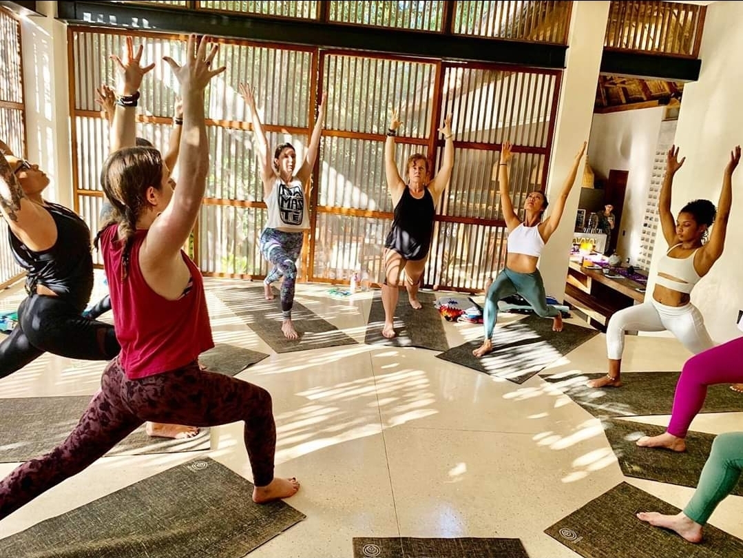 Sesión tranquila de práctica de yoga en Kintsugi Wellness