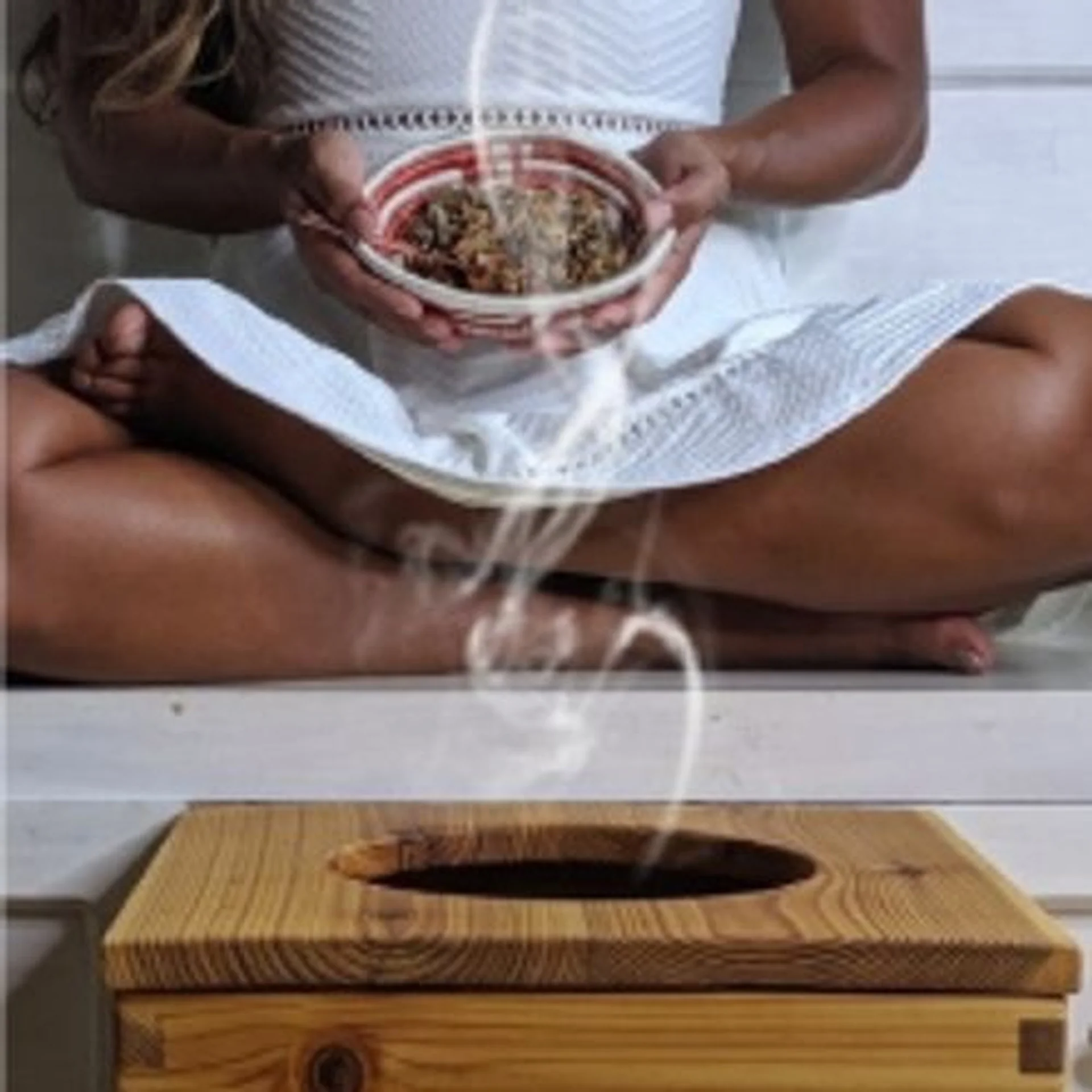 Mujer sonriente relajándose durante una sesión de terapia de spa con iluminación cálida y natural