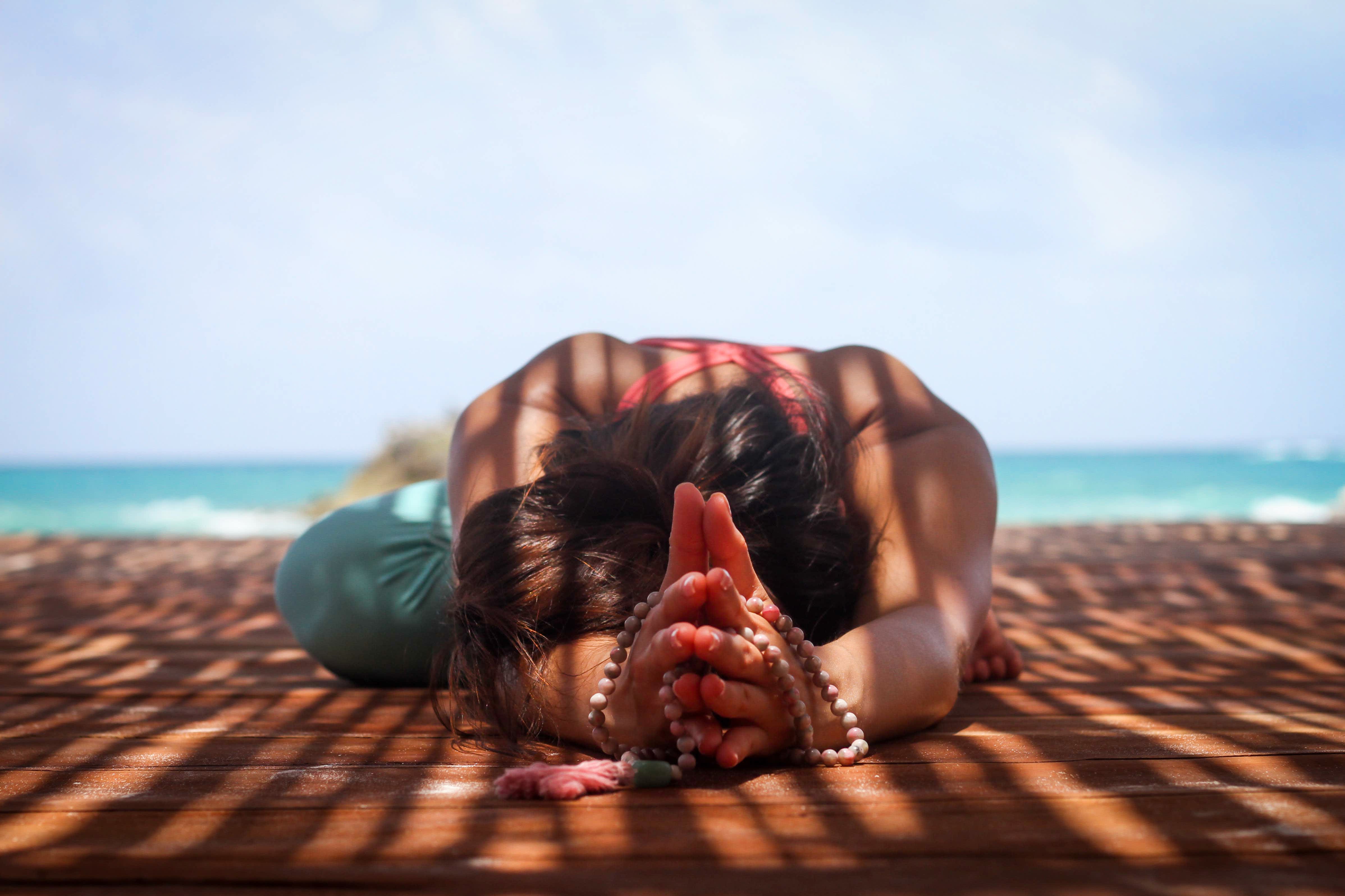 Práctica tranquila de yoga en Kintsugi Wellness