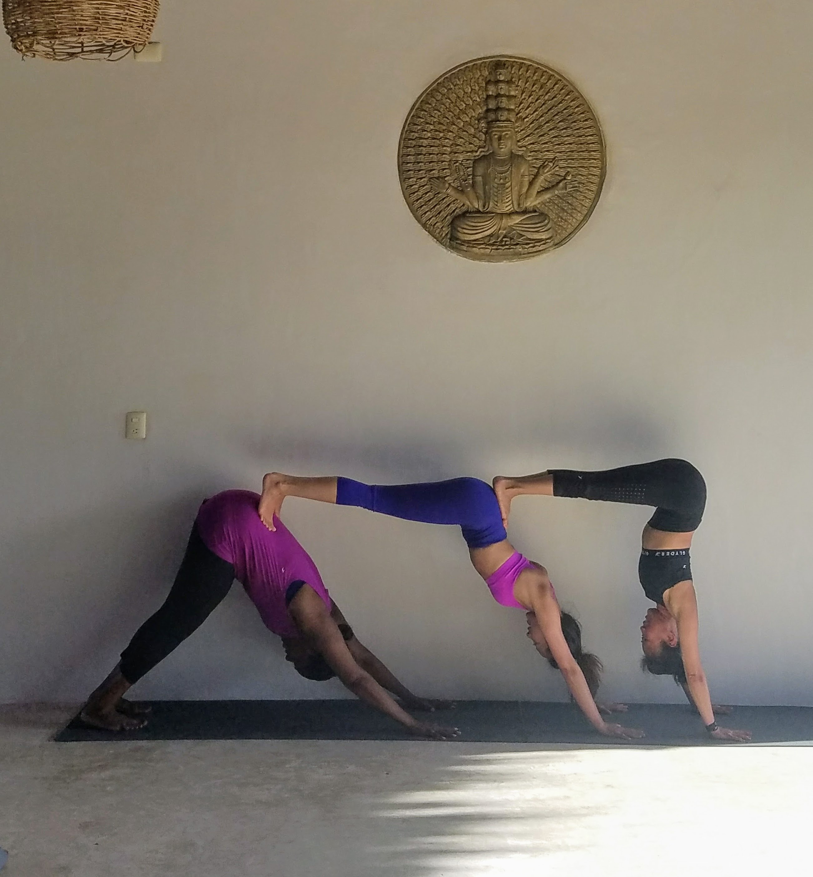 Sesión de yoga en silla para una práctica accesible