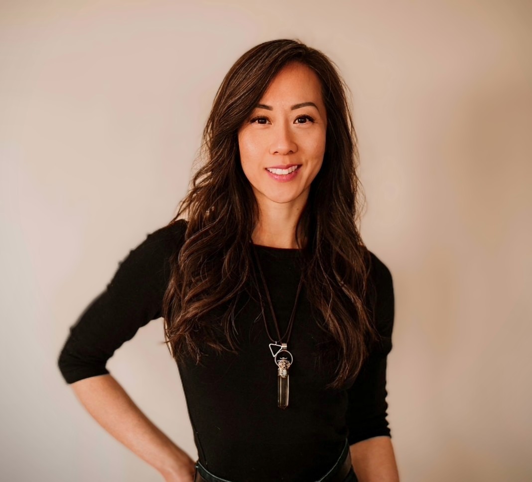 Portrait professionnel de Thu Pham, fondateur de Kintsugi Wellness, passionné par la guérison holistique et la transformation du bien-être corps-esprit