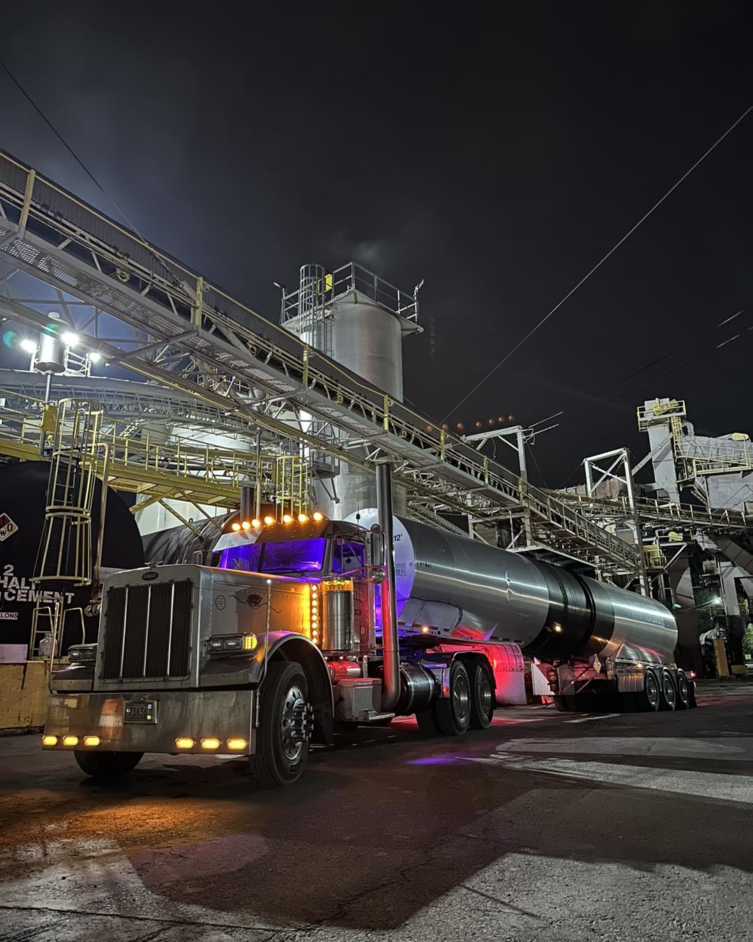 Liquid Asphalt Tanker #19 - Specialized insulated tanker for liquid asphalt transportation