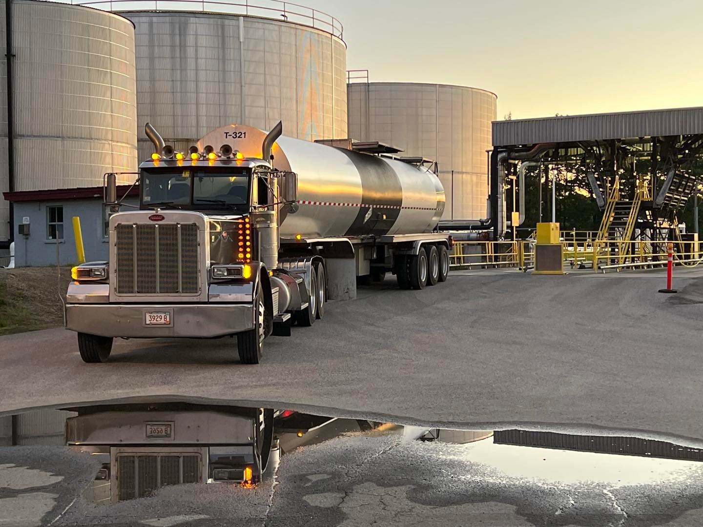 Liquid Asphalt Tanker #1 - Specialized insulated tanker for liquid asphalt transportation