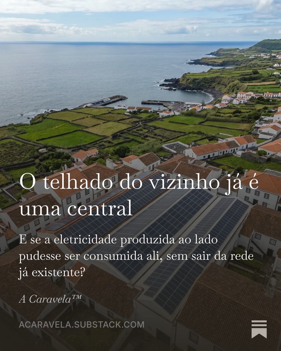 Telhado com painéis solares e edifícios vizinhos, representando produção e partilha local de eletricidade.