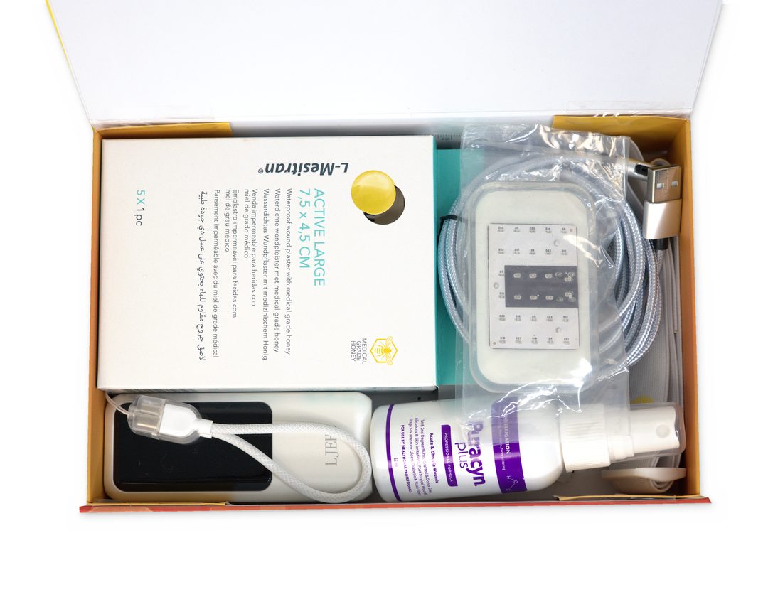 Wound Blaster kit with LED device, dressings, irrigation spray and accessories